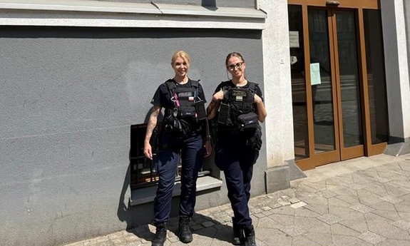 Dziecko zatrzaśnięte w samochodzie. Szybka reakcja policjantek zapobiegła tragedii