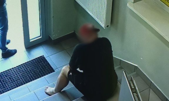 Ukradł złoty łańcuszek z salonu jubilerskiego i próbował ukryć się w budynku komendy