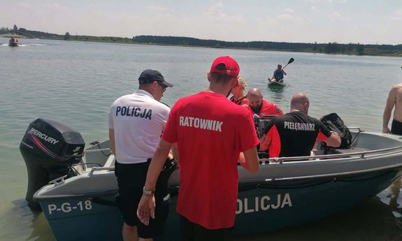 Błyskawiczna reakcja policjantów i ratownika WOPR uratowała życie 24-letniego mężczyzny