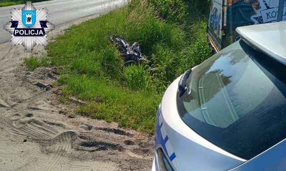 Pościg za 15-latkiem bez uprawnień i wypadek dwóch nietrzeźwych nastolatek na hulajnodze