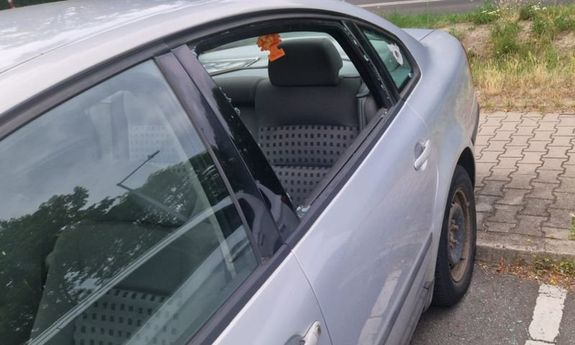 Małe dziecko zostało zatrzaśnięte w aucie. Policjanci natychmiast ruszyli z pomocą