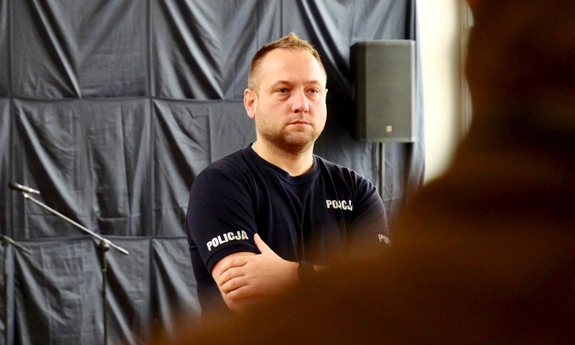 Wszedł na dach i zrobił wszystko, by uratować 14-latkę
