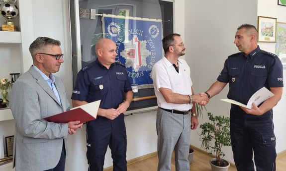Policjanci podziękowali kierowcy autobusu za odwagę i wzorową postawę