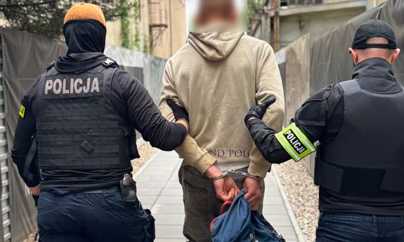 Stanął w obronie zaczepianego pasażera. Policjanci zatrzymali dwóch podejrzanych o napaść w poznańskim tramwaju