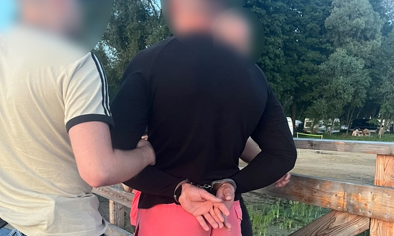 Małopolscy policjanci zatrzymali 46-latka, który dopuścił się publicznego znieważenia na tle narodowym oraz kierował groźby karalne wobec dwóch obywateli Ukrainy