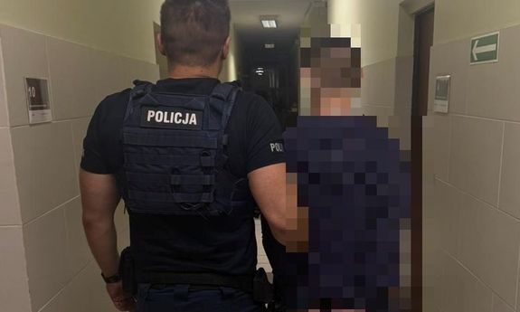 Najpierw zaatakował partnerkę, później rzucił się z rozbitą butelką na policjantów. 37-latek trafił do aresztu
