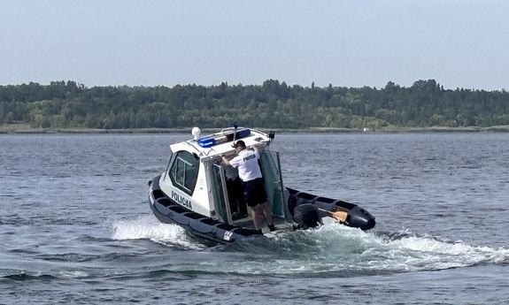 Funkcjonariusze uratowali tonącego mężczyznę
