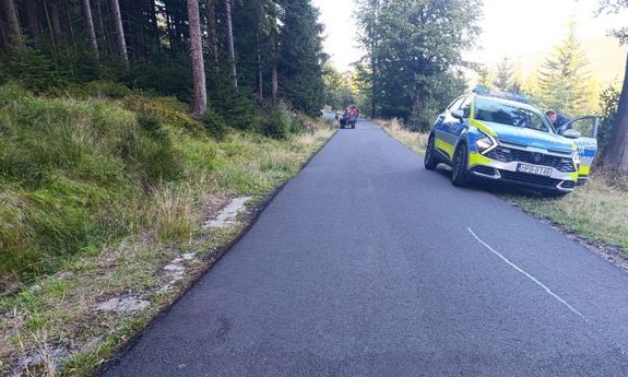 Tragiczny wypadek rowerzysty w Świeradowie-Zdroju. Policjanci apelują: pamiętajmy o kasku!