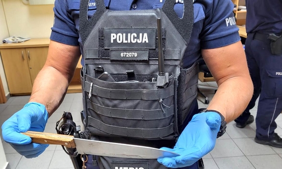 Ruszył z nożem na interweniujących policjantów