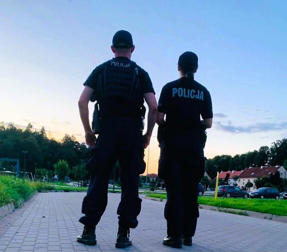 Policjanci pomogli 3-letniej dziewczynce. Liczyły się sekundy...
