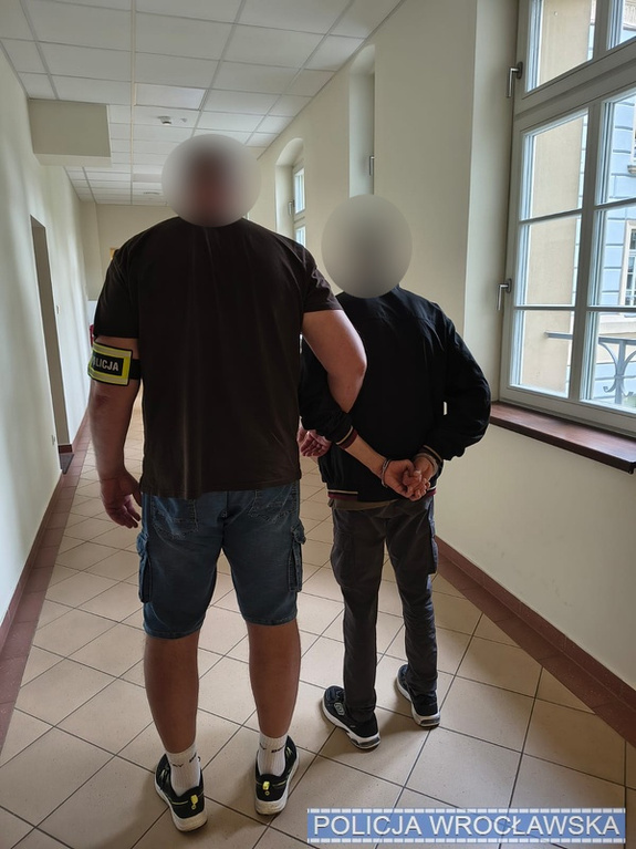 Czujność policjanta w drodze do służby – zatrzymany oszust