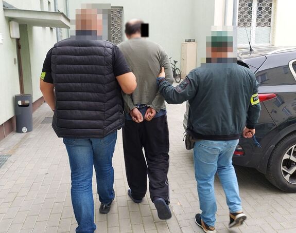 Tymczasowy areszt dla 42-latka za wywołanie fałszywego alarmu i atak na policjantów