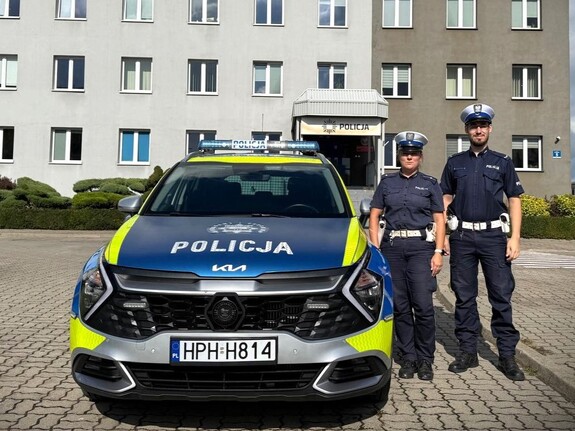 Nie wahali się ani chwili. Przasnyscy policjanci uratowali kobietę z płonącego mieszkania