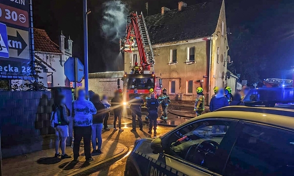 Policjanci weszli do płonącego budynku i ewakuowali pięć osób w Skwierzynie