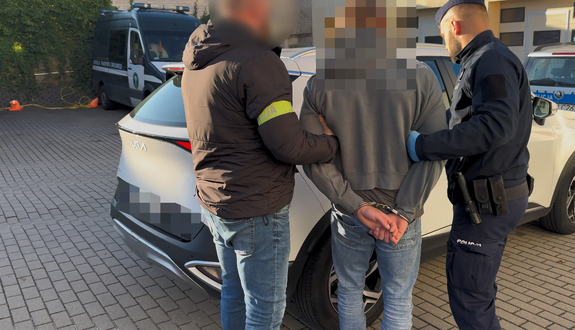 Policjanci odzyskali skradzioną karetkę i sprzęt. 34-latek zatrzymany
