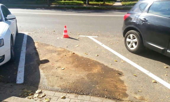 Torby z paliwem przed ciechanowską komendą. Błyskawiczna reakcja policjantów doprowadziła do zatrzymania 78-latka