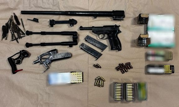Policjanci z Rabki-Zdroju zabezpieczyli broń palną i blisko 400 sztuk amunicji. 44-latek odpowie przed sądem