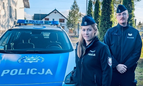 Policjanci wspólnie z ratownikami medycznymi ewakuowali ludzi z płonącego budynku