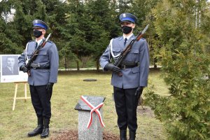 Policjanci przy posterunku przed odsłonięciem tablicy pamiątkowej