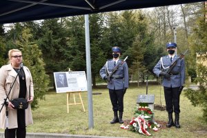 Policjanci z przemawiająca przy tablicy pamiątkowej