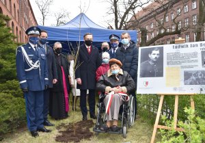 uczestnicy uroczystości przy dębie pamięci pod KWP Szczecin