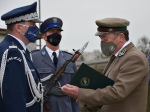 dyrektor Lasów Państwowych wręcza certyfikat dębu pamięci komendantowi