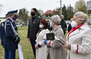 komendant KWP Szczecin z rodziną poległego funkcjnariusza