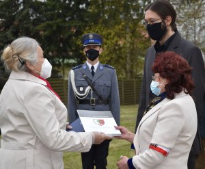 wręczenie certyfikatu dębu pamięci rodzinie