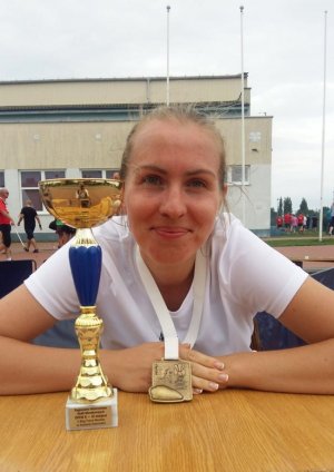 Katarzyna z medalem za zajęcie III miejsce w kategorii OPEN kobiet w Regionalnych Mistrzostwach Służb Mundurowych w ranach Biegu Trzech Mostów w Kamieniu Pomorskim na dystansie 10km w bieganiu -2016r.