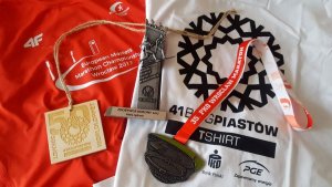 koszulki z medalami i statuetka maratonów dolnośląskich ( 2017r.)