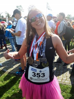 Katarzyna na mecie ostatniego półmaratonu w Gnieźnie (wrzesień 2017)po którym otrzymała koronę półmaratonów