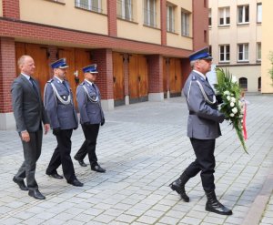 Komendanci zachodniopomorskiego garnizonu składają kwiaty pod tablicą upamiętniającą poległych  policjantów