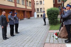 Komendanci zachodniopomorskiego garnizonu salutują pod tablicą upamiętniającą poległych  policjantów