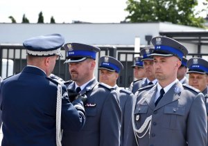 insp. Ryszard Gan – Pierwszy Zastępca Komendanta Wojewódzkiego Policji w Szczecinie  odbiera złotą odznakę „zasłużony policjant”