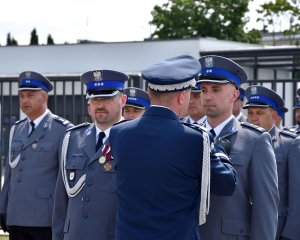 Zastępca Komendanta Wojewódzkiego Policji w Szczecinie odbiera złotą odznakę „zasłużony policjant”