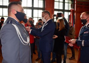 Uroczystość nadania odznaczeń państwowych i mianowań na pierwszy stopień oficerski  oraz kolejne ślubowanie nowych policjantów