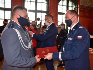Uroczystość nadania odznaczeń państwowych i mianowań na pierwszy stopień oficerski  oraz kolejne ślubowanie nowych policjantów