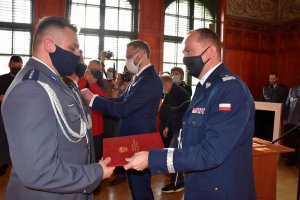 Wojewoda Zachodniopomorskie wręcza odznakę imienia podkomisarza Andrzeja Struja 
sierż. Konradowi Biegańskiemu z KPP w Białogardzie