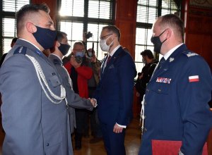 gratulacje dla wyróżnionych funkcjonariuszy od Wojewody Zachodniopomorskiego i Komendanta Wojewódzkiego Policji w Szczecinie