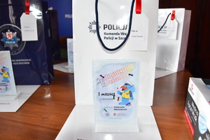Dzisiaj w Sali Konferencyjnej Komendy Wojewódzkiej Policji w Szczecinie odbyło się podsumowanie konkursu pn, „Moje bezpieczne ferie na drodze 2022” organizowanego przez Wydział Ruchu Drogowego Komendy Wojewódzkiej Policji w Szczecinie