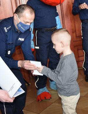 Dzisiaj w Sali Konferencyjnej Komendy Wojewódzkiej Policji w Szczecinie odbyło się podsumowanie konkursu pn, „Moje bezpieczne ferie na drodze 2022” organizowanego przez Wydział Ruchu Drogowego Komendy Wojewódzkiej Policji w Szczecinie