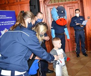 Dzisiaj w Sali Konferencyjnej Komendy Wojewódzkiej Policji w Szczecinie odbyło się podsumowanie konkursu pn, „Moje bezpieczne ferie na drodze 2022” organizowanego przez Wydział Ruchu Drogowego Komendy Wojewódzkiej Policji w Szczecinie