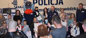 Dzisiaj w Sali Konferencyjnej Komendy Wojewódzkiej Policji w Szczecinie odbyło się podsumowanie konkursu pn, „Moje bezpieczne ferie na drodze 2022” organizowanego przez Wydział Ruchu Drogowego Komendy Wojewódzkiej Policji w Szczecinie