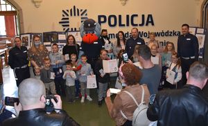 Dzisiaj w Sali Konferencyjnej Komendy Wojewódzkiej Policji w Szczecinie odbyło się podsumowanie konkursu pn, „Moje bezpieczne ferie na drodze 2022” organizowanego przez Wydział Ruchu Drogowego Komendy Wojewódzkiej Policji w Szczecinie