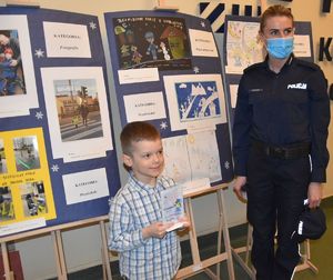 Dzisiaj w Sali Konferencyjnej Komendy Wojewódzkiej Policji w Szczecinie odbyło się podsumowanie konkursu pn, „Moje bezpieczne ferie na drodze 2022” organizowanego przez Wydział Ruchu Drogowego Komendy Wojewódzkiej Policji w Szczecinie