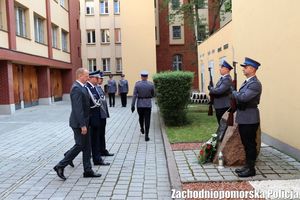 złożenie kwiatów przy obelisku poświęconym poległym policjantom