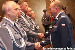 Komendant Wojewódzki Policji w Szczecinie wręcza odznaczenia i awanse