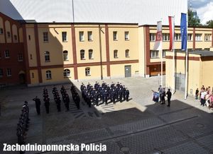 uroczystości na dziedzińcu KWP w Szczecinie