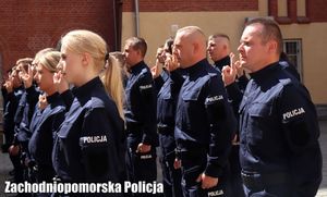 grupa policjantów