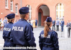 grupa policjantów na dziedzińcu komendy